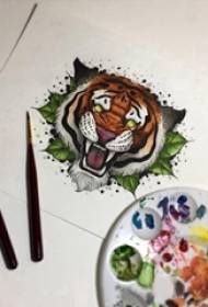 Baile loomade tätoveeringuga värvilised lehed ja tiigri tätoveeringu käsikiri