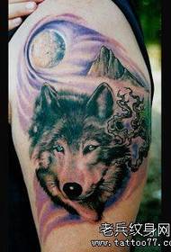ένα θαμπό τατουάζ κεφαλής λύκου στο χέρι