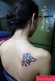 O ombreiro da moza é moi popular, o patrón de tatuaxe da cabeza de lobo tótem