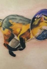 Dívka v pase malované geometrické linie malé zvířecí vlčí tetování obrázky