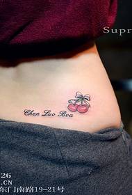 Lány hátán, cseresznye, aranyos tetoválás