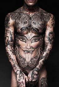 Des hommes sexy montrent des motifs de tatouage inhabituels