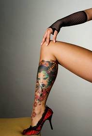 To forskjellige stiler av klassiske tatoveringer med blomster