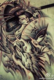 Isithombe se-geisha crane tattoo yesandla