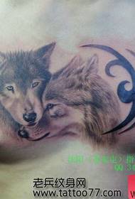 un motif de tatouage de tête de loup de la poitrine