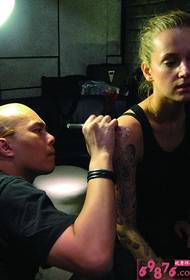 Zvaigžņu tetovējuma mākslinieces Gabe tetovēšanas process