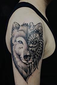 Aizraujošs personības vilku totēma tetovējums