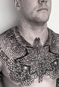 Model de tatuaj geometric negru îndrăzneț de la artistul tatuaj David Bryan