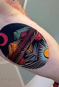 Tatuaje de paisaxes distantes de cores vividas do tatuador Eugenio
