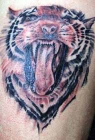 espalda marrón realista rugiente tigre tatuaje foto