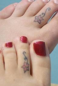 Djevojka stopala svježeg uzorka tetovaže cvijeta prijateljstva