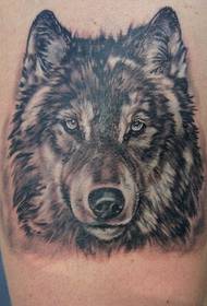 Czarno-biały wzór głowy realistyczny tatuaż wilka