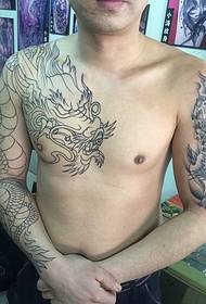 Glamour férfi vonal gonosz sárkány tetoválás képei