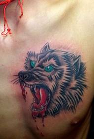 Fajny tatuaż wilka na klatce piersiowej