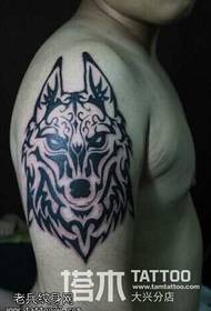 Garçon, loup à gros bras, motif de tatouage totem