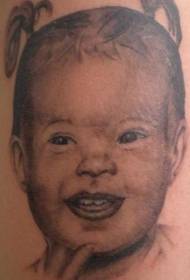 Rameno hnedé dieťa portrét tetovanie vzor