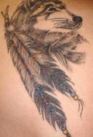 Schouder grijze veer en Indiase wolf tattoo patroon