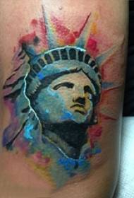 Hoʻokahi ʻāpana ʻoni a me nā meaʻoniʻoni pāpaʻāina ʻo American Statue of Liberty tattoo tattoo