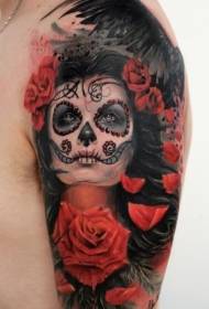 Velika crvena ruža s prekrasnim uzorkom tetovaže crne vrane djevojke