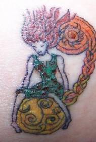 Pečių spalvos raudona trumpaplaukė mergina planetos tatuiruotės paveikslėlyje