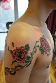 Raudonos rožės tatuiruotės paveikslėlis, kurį vyrai gali laikyti