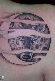 Iphethini yenyanga ye-wolf tattoo