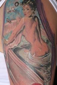 Padrão de tatuagem menina quente na banheira do braço
