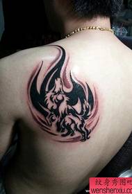 Chlapci plecia populárne cool tetovanie vlk totem