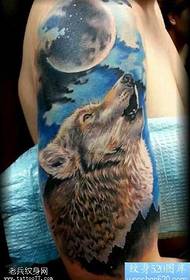 Arm fashion is very handsome wolf head tattoo pattern