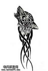လှပသောအေးမြသော totem ဝံပုလွေ၏ ဦး ဆောင်တက်တူးထိုးပုံစံ
