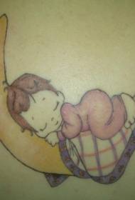 Plecu krāsas multfilmas bērns, kurš guļ uz mēness tetovējuma