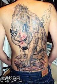 W pełni dominujący wzór tatuażu wilka