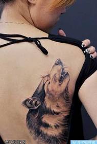 Model de tatuaj cap de lup spate