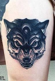 Noga seksowny trend wzór tatuażu głowa wilka