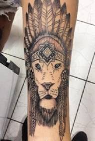 男孩手臂上黑色灰色素描刺技巧創意霸氣印度元素獅子頭紋身圖片