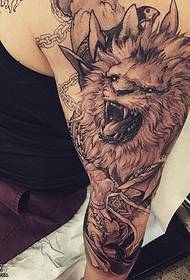 model de tatuaj leon arogant la umăr