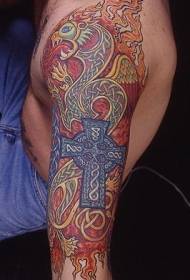 手臂狮子与十字架纹身图案
