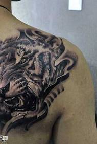 Patrón de tatuaje de tatuaje de tigre de hombro