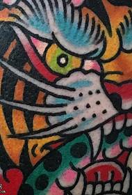 volta um padrão de tatuagem de tigre colorido