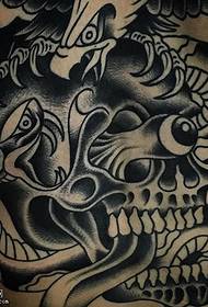 patrón de tatuaje de calavera de águila trasera