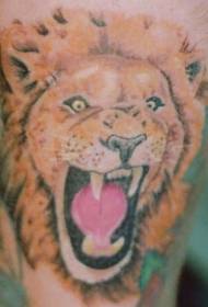tatuaxe de león rugido de rabia cor de ombreiro