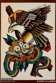 barvni zaslepljujoč vzorec tetovaže orlov in kač