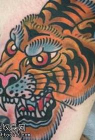 patrón de tatuaje de tigre muslo