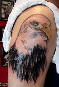 no braça el mateix patró de tatuatge d'àguila