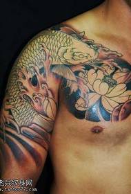 Halwe inkvis en lotus tatoeëerpatroon