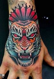 Modèle de tatouage tigre à la main