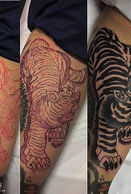 Cuisse réaliste un motif de tatouage grand tigre