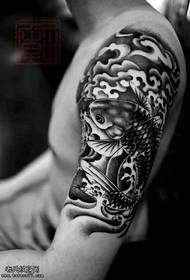 arm zwart grijs inktvis tattoo patroon