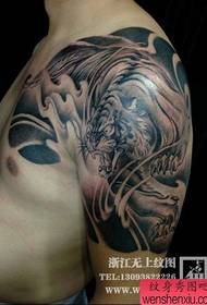 męski ulubiony dominujący klasyczny wzór tatuażu pół tygrysa
