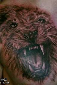 disegno del tatuaggio testa di leone prepotente petto